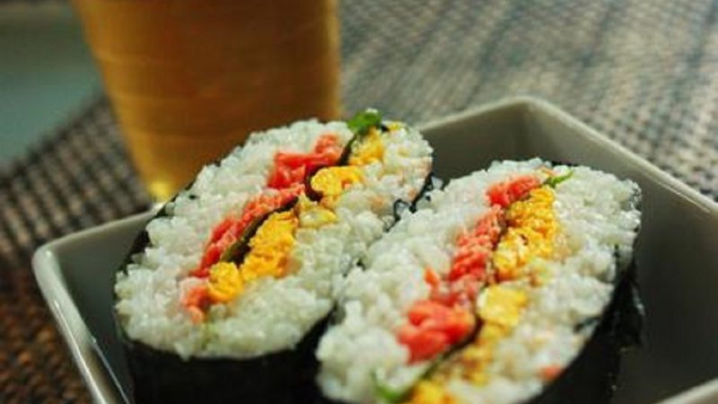 紅鮭で作る「おにぎらず」~炒り玉子と大葉を添えて~