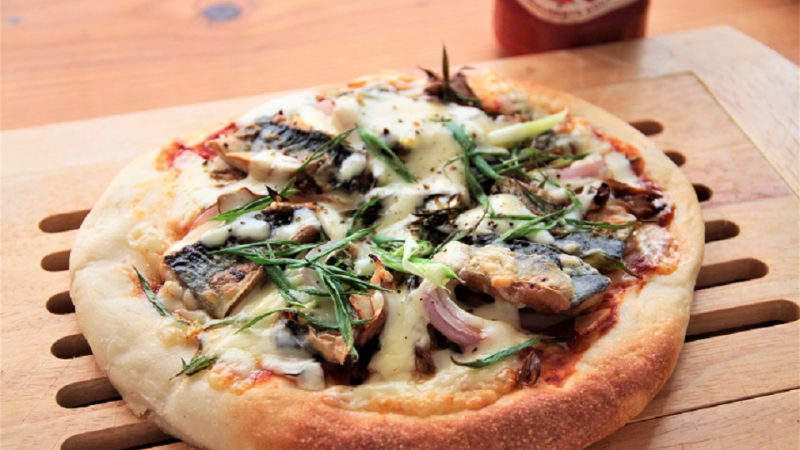 和風素材がピザに合う!サンマとマイタケの青ネギピザ