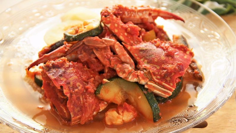 ワタリガニと夏野菜とゴロゴロガーリックの煮込み-ピリ辛トマトソース-